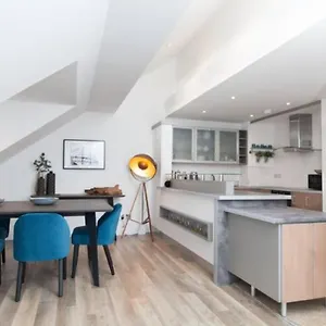 Deluxe Duplex With Garage Apartment Edinburgh