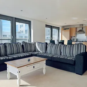 Modern Two Bedroom Apartment Edinburgh